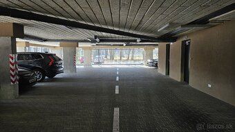 Ponúkam na prenájom garážové parkovacie miesto v bytovom dom