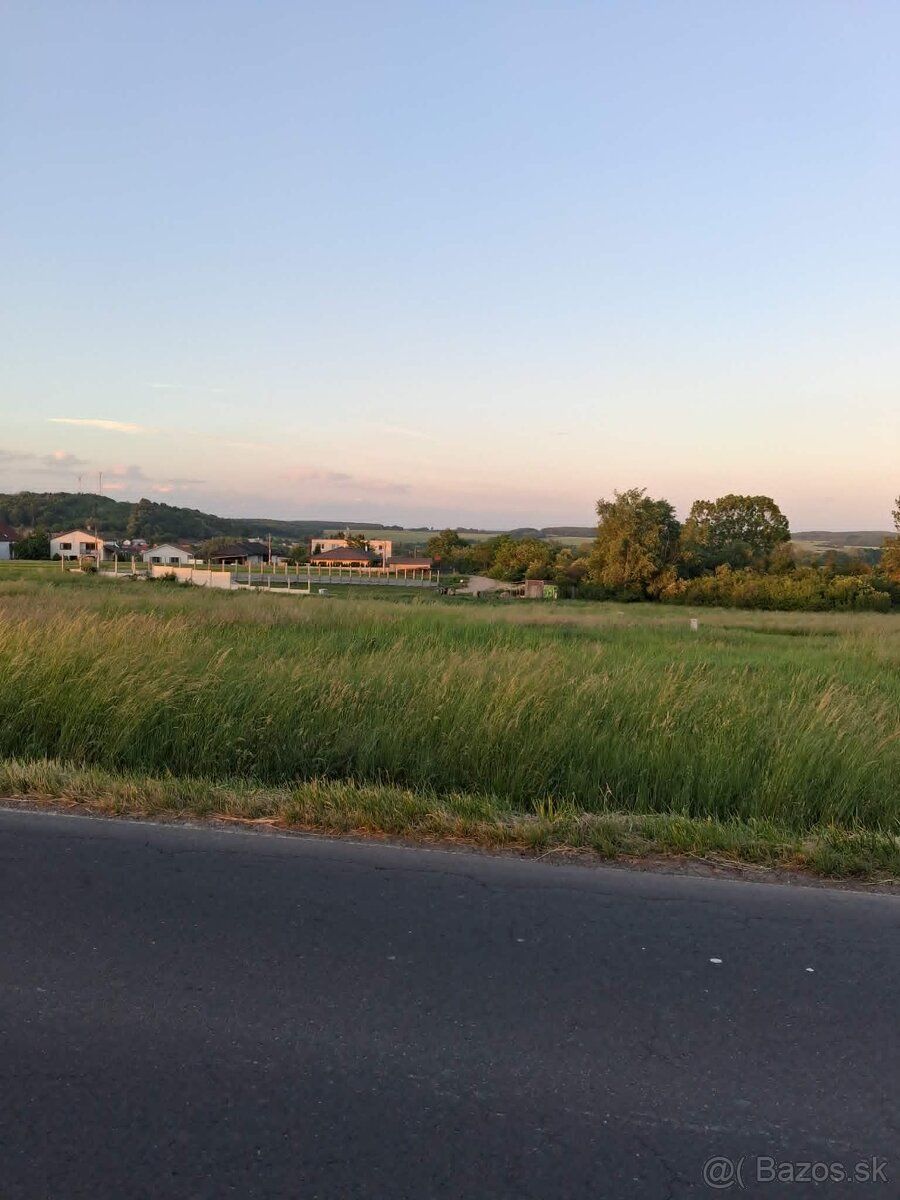 Ponúkame slnečný rovinatý stavebný pozemok v Kalinove, okr. 