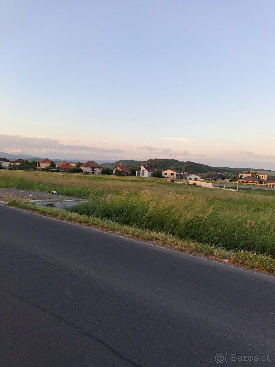 Ponúkame slnečný rovinatý stavebný pozemok v Kalinove, okr. 