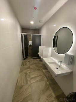 V budove BLUECITY CENTER na sídlisku Juh ponúkame na prenájo