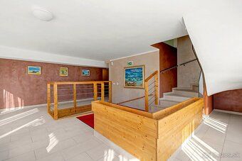 Ponúkame na predaj samostatne stojacu 5-podlažnú budovu v st