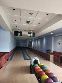 V centre mesta Brezna na námestí, / pre domácich - ulička ku