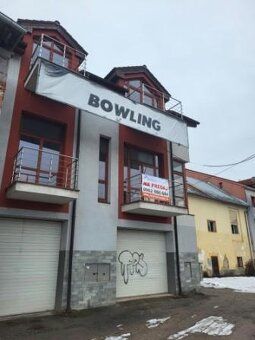 V centre mesta Brezna na námestí, / pre domácich - ulička ku