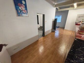 Dam do prenájmu kanceláriu v Topoľčanoch. Parkovanie vo dvor