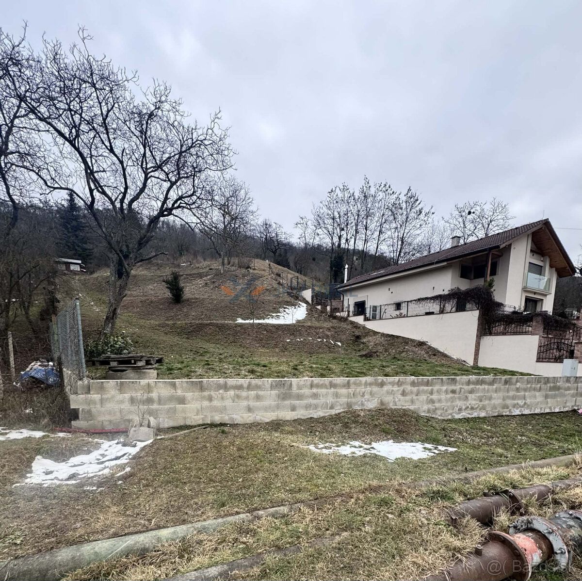 Ponúkam na predaj lukratívny slnečný pozemok situovaný v pok