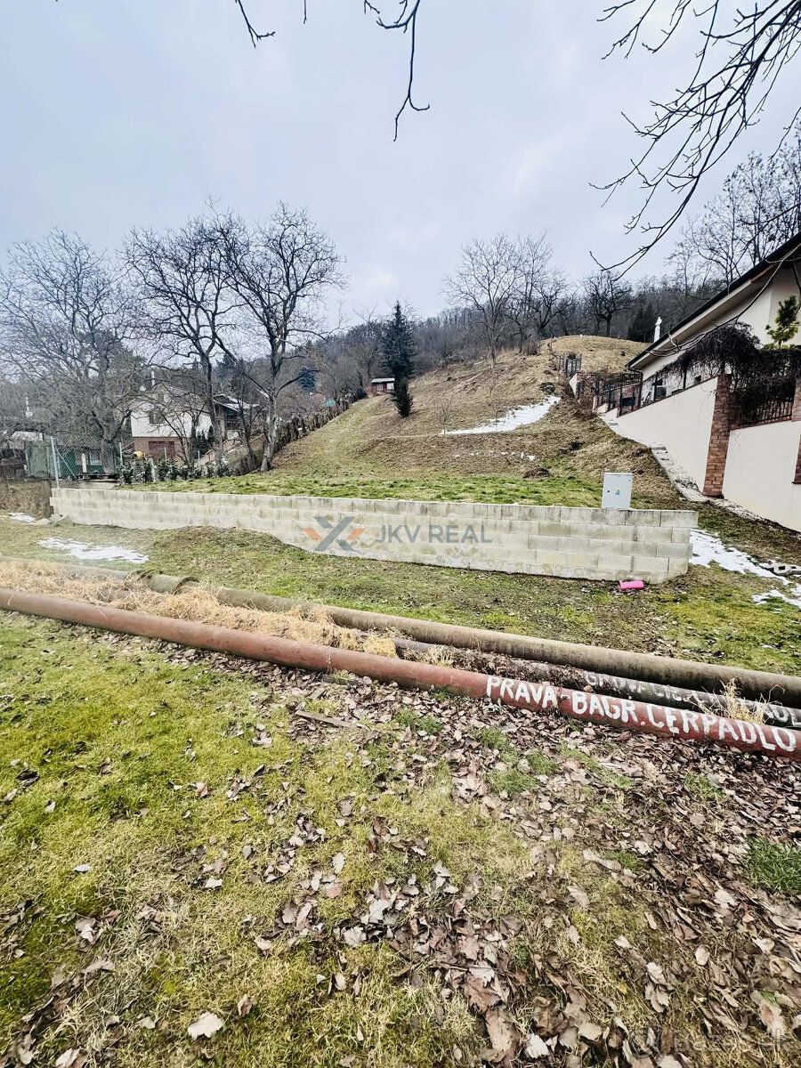 Ponúkam na predaj lukratívny slnečný pozemok situovaný v pok