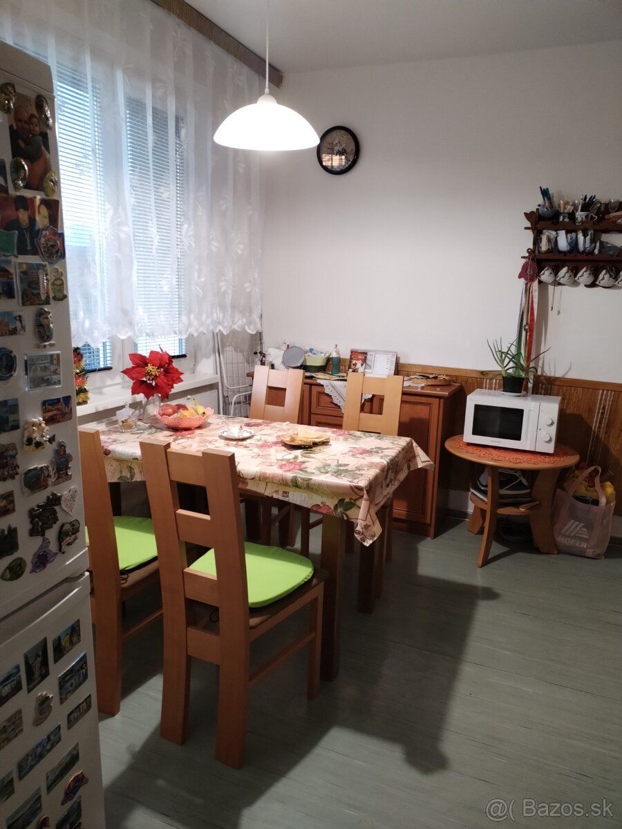 Dobrý deň, byt sa nachádza na Sklárskej ulici,má plastové ok