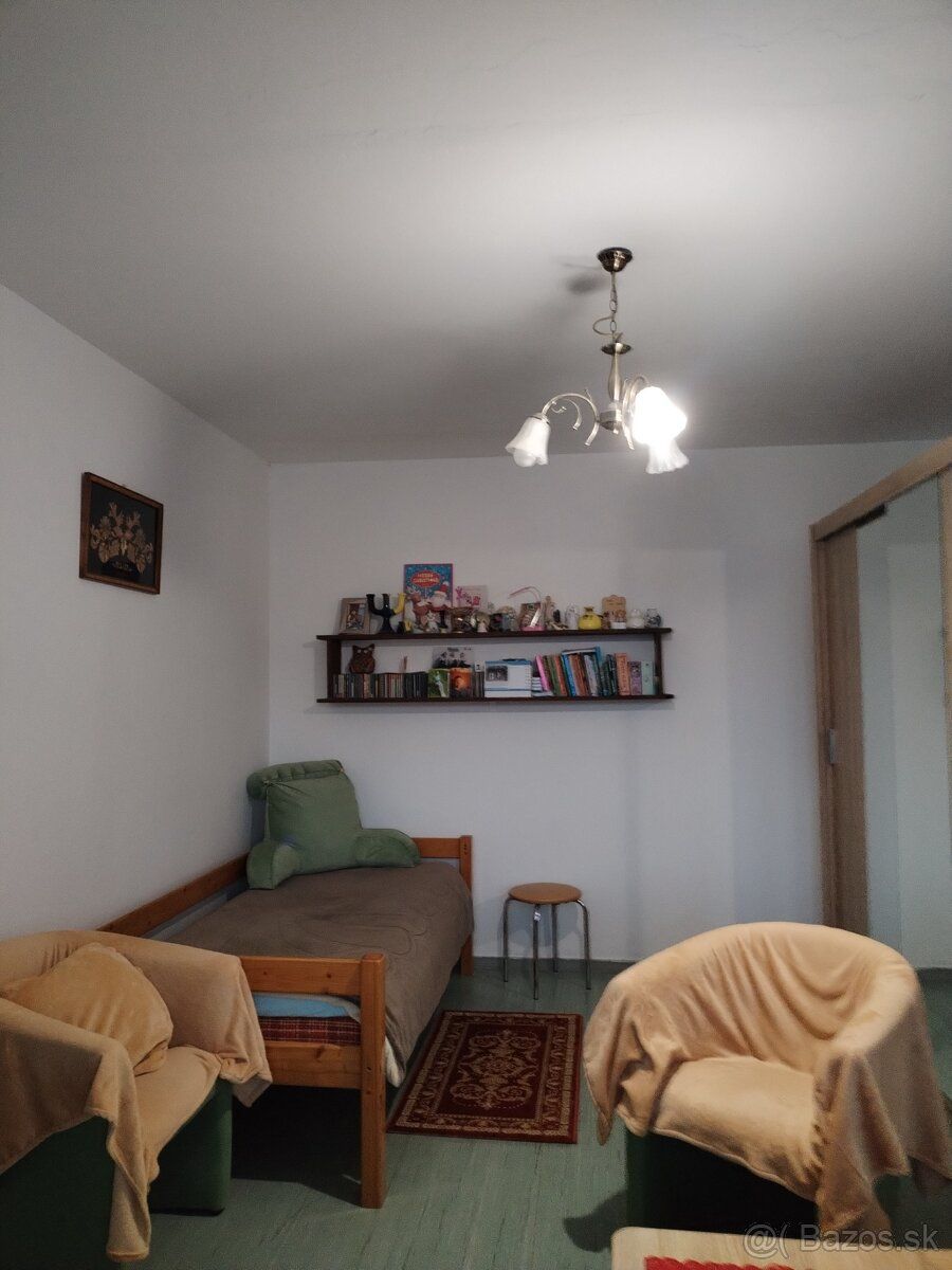 Dobrý deň, byt sa nachádza na Sklárskej ulici,má plastové ok