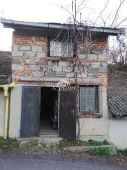 V obci Bajtava je na predaj murovaná klenbová pivnica s vínn