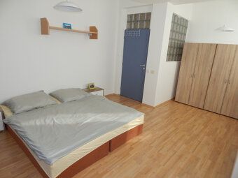 Dáme do prenájmu veľký 3 izbový byt s terasou v Nitre, širši