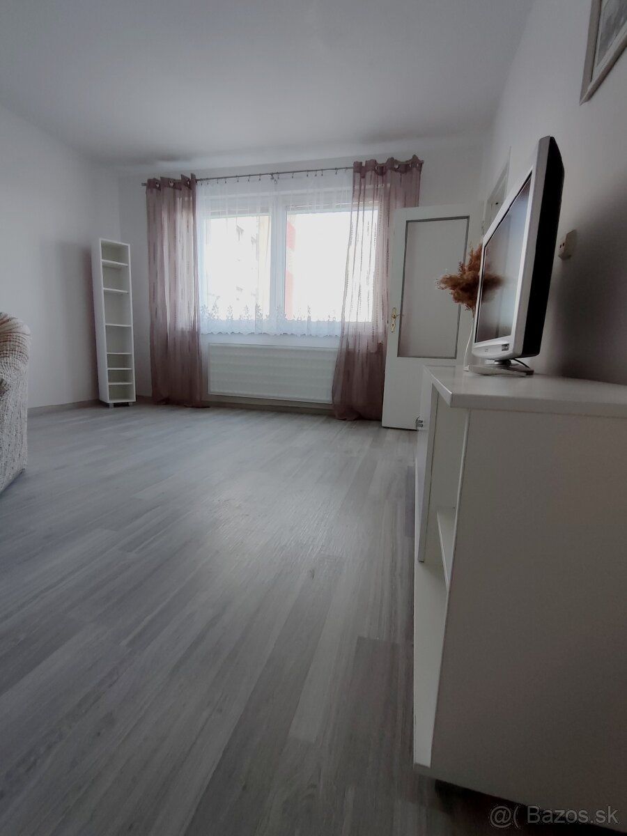 Dám do prenájmu 1 izbový byt Pod Papierňou. Byt je čiastočne