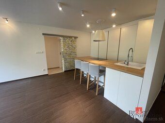 Predaj 2-izbový priestranný byt s balkónom s parkovacím mies