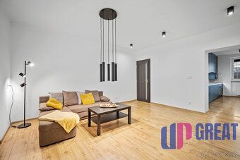NA PREDAJ: Štýlový, veľkometrážny 2-izbový byt s GARÁŽOU pri