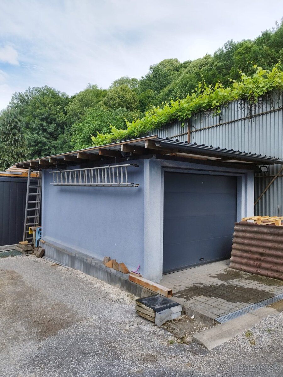 Garáž prefabrikovaná železobetónová. Vonkajšie rozmery sú 5.