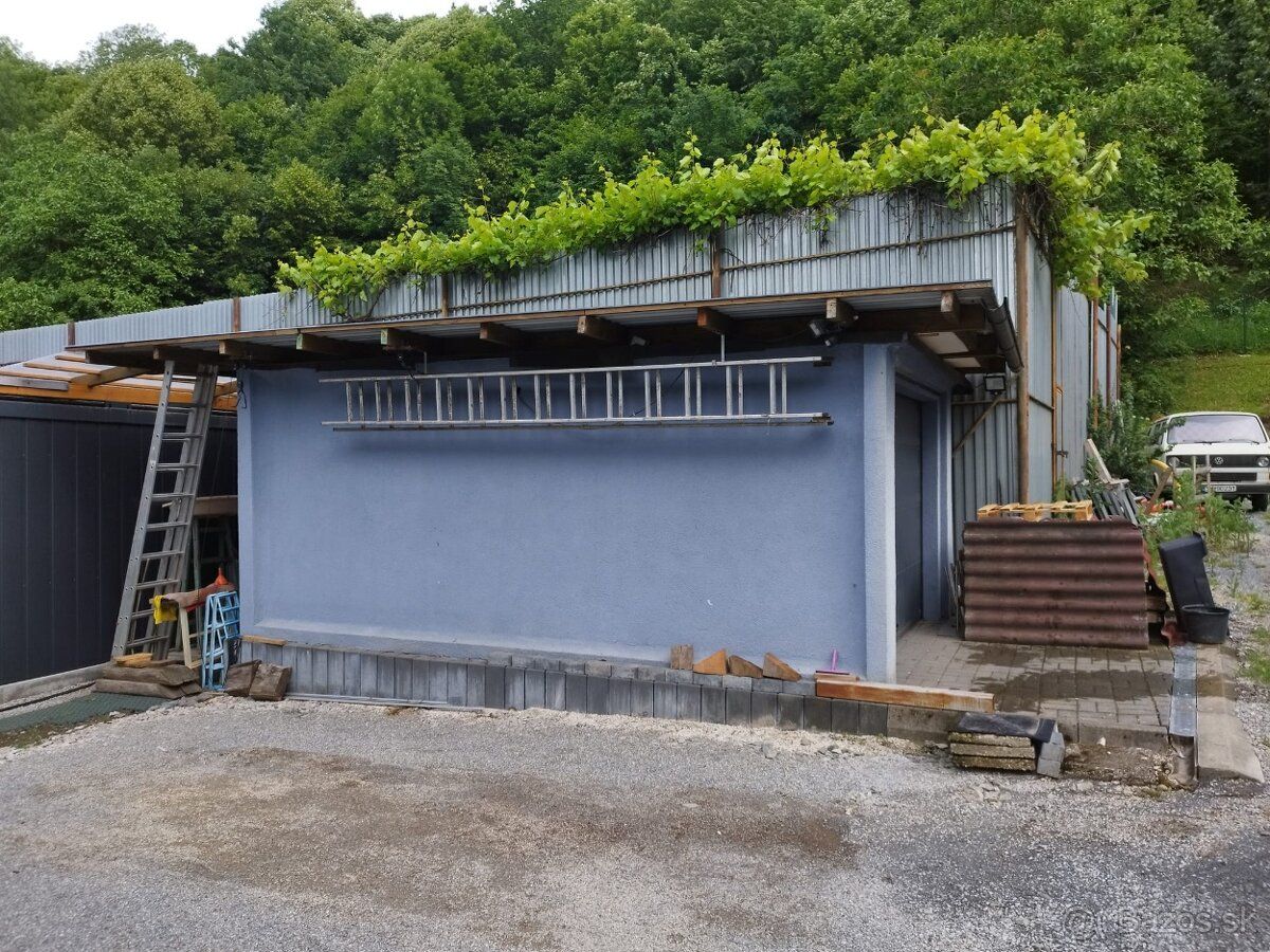 Garáž prefabrikovaná železobetónová. Vonkajšie rozmery sú 5.