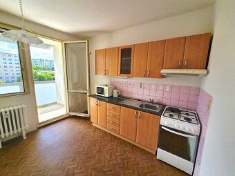 Ponúkame na predaj svetlý 3-izbový byt s výmerou 78 m² + lod