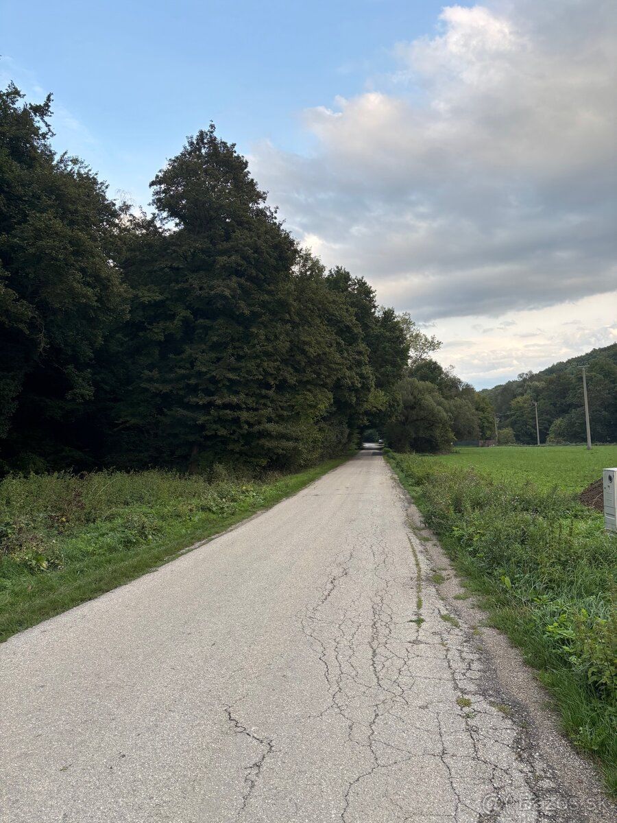 Predam pozemok so stavebnym povolenim. Pozemok ma vymeru 970