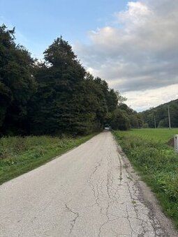 Predam pozemok so stavebnym povolenim. Pozemok ma vymeru 970