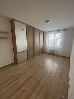 Ponúkam na dlhodobý prenájom slnečný 2-izbový byt v centre m
