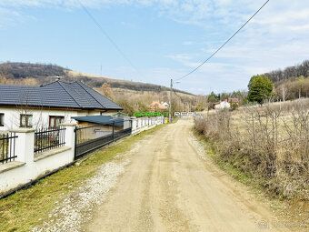 Ponúkame na predaj stavebný pozemok 600 m2, alebo celok 2370