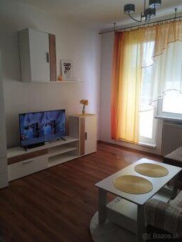 Prenájmem garsónku s balkónom a pivnicou nadchádzajúcou sa v
