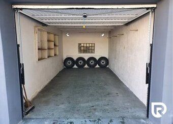 Bezpečná garáž s elektrinou a diaľkovo ovládanou bránou v to