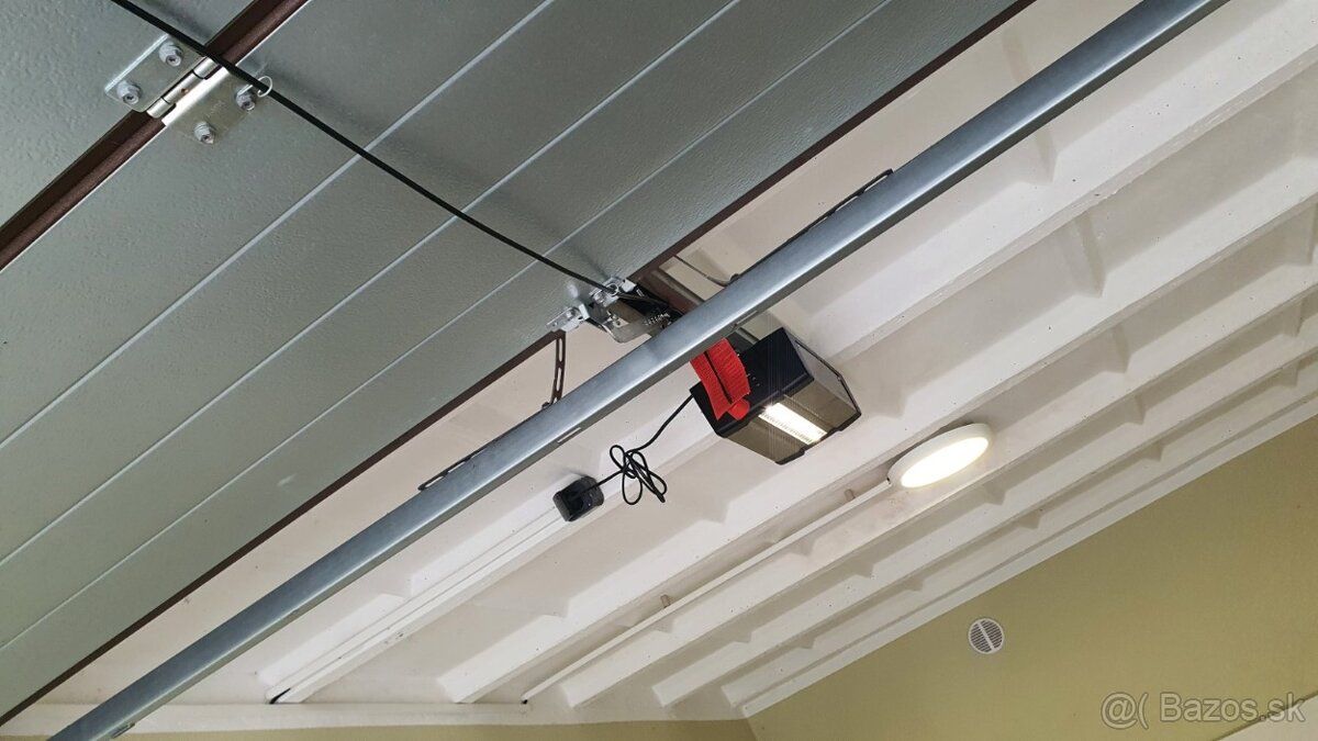 Bezpečná garáž s elektrinou a diaľkovo ovládanou bránou v to