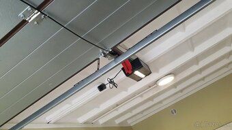 Bezpečná garáž s elektrinou a diaľkovo ovládanou bránou v to
