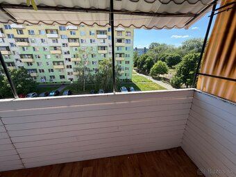Ponúkame na predaj priestranný 3-izbový byt s balkónom o vým