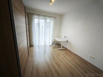 Stunning, fully furnished living space with a huge garden in