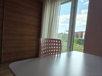Stunning, fully furnished living space with a huge garden in