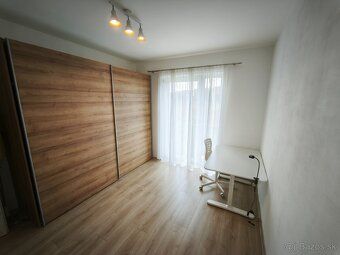 Stunning, fully furnished living space with a huge garden in