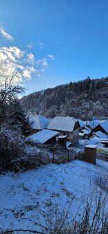 Ponúkame na predaj dom v malebnej obci Ihráč. Dom má zachova