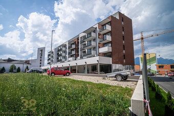 Ponúkame na predaj dva priestranné viacúčelové obchodné prie