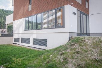 Ponúkame na predaj dva priestranné viacúčelové obchodné prie