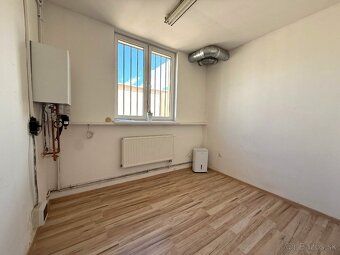Prenájom skladového priestoru o rozlohe 120 m2 s veľkými rol