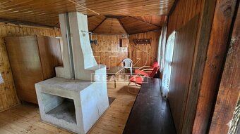 TUreality vám ponúka útulnú drevenú chatku na relax a záhrad