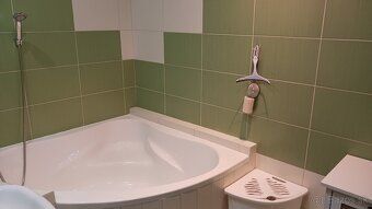 Ponúkam do prenájmu 1 izbový byt vo výbornej lokalite Levíc.