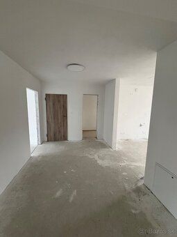 Ponúkam na predaj priestranný, zrekonštruovaný 3-izbový byt 