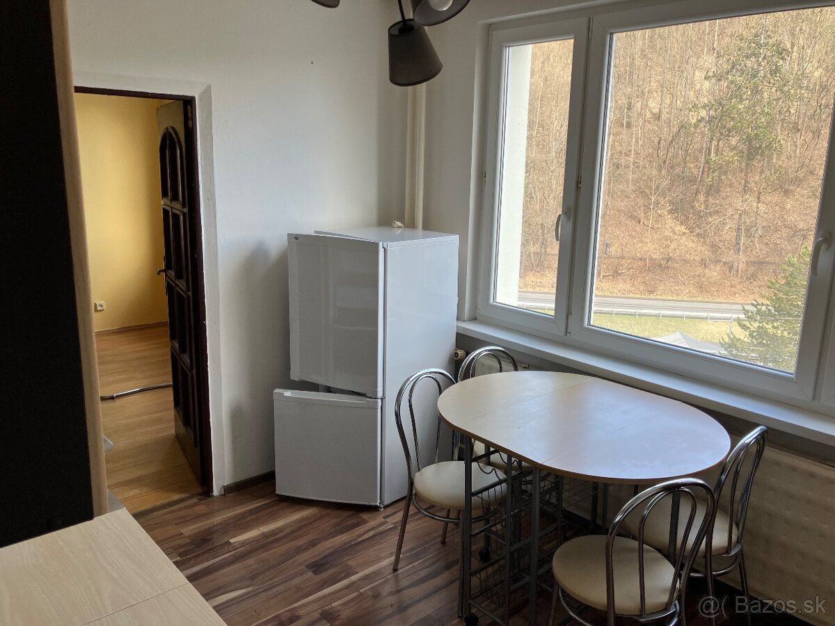 Ponúkam na dlhodobý prenájom 1-izbový byt o výmere 38 m² na 