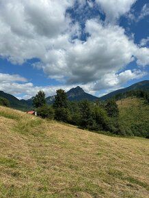 Slnečný a rovinatý stavebný pozemok v o výmere takmer 1400 m