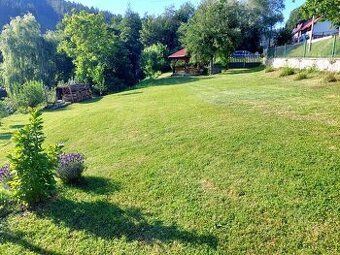 Slnečný a rovinatý stavebný pozemok v o výmere takmer 1400 m