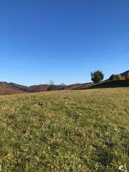 Slnečný a rovinatý stavebný pozemok v o výmere takmer 1400 m