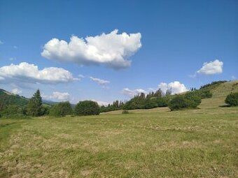 Slnečný a rovinatý stavebný pozemok v o výmere takmer 1400 m