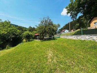Slnečný a rovinatý stavebný pozemok v o výmere takmer 1400 m