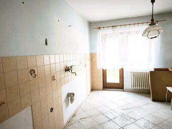 Ponúkam na predaj veľký, trojpodlažný rodinný dom s pozemkom