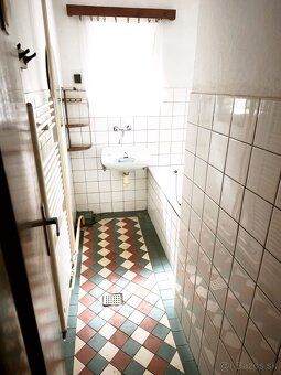 Ponúkam na predaj veľký, trojpodlažný rodinný dom s pozemkom