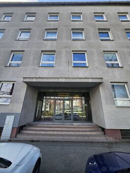 Ponúkame na predaj peknú, útulnú a slnečnú kanceláriu o výme