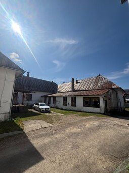 Ponúkame na predaj samostatne stojacu budovu situovanú priam