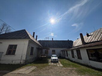 Ponúkame na predaj samostatne stojacu budovu situovanú priam